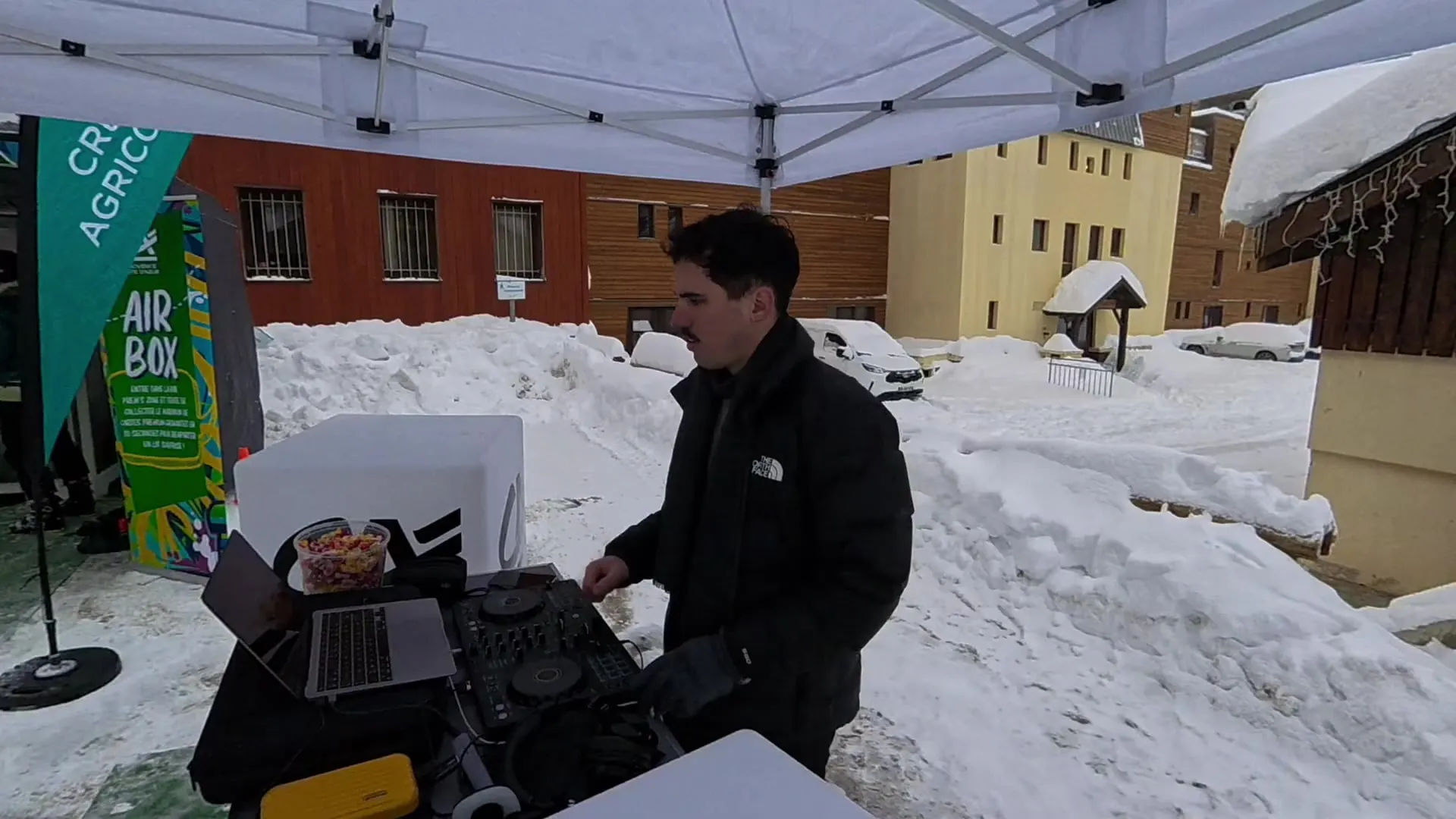 DJ set afro house dans la neige, Isola 2000